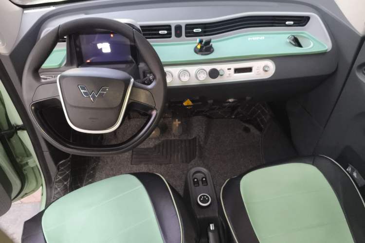 Used Wuling Hongguang MINIEV 2021 Macaron Fashion Model Lithium Iron Phosphate Center Console