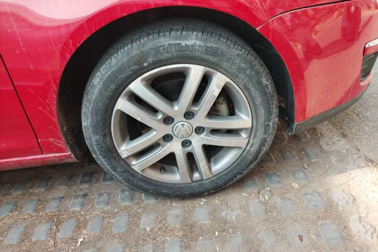 Used Volkswagen Sagitar 2010 1.4 TSI Automatic Tech Edition Right Front Wheel Hub