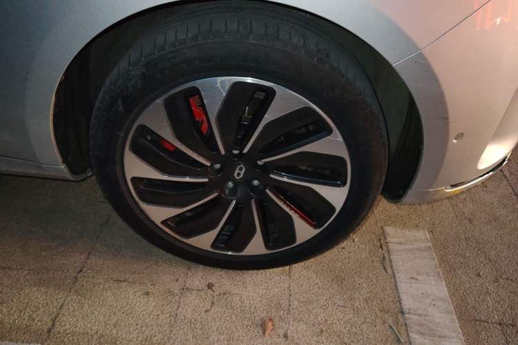 Used Hima AITO M5 2022 Range-Extended Rear-Drive Standard Version Right Front Wheel Hub