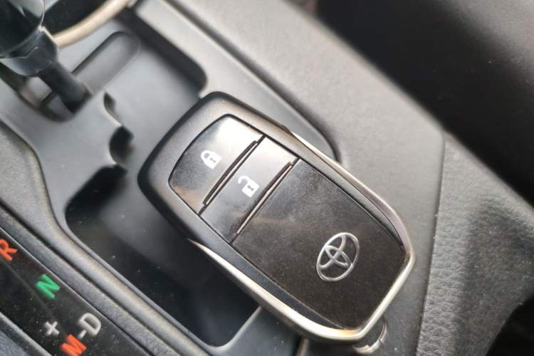 Used Toyota RAV4 2016 2.0L CVT Two-Wheel Drive Fashion Edition China V Standard Vehicle Key