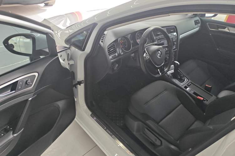 Used Volkswagen Golf 2018 230TSI Automatic Comfort Model
