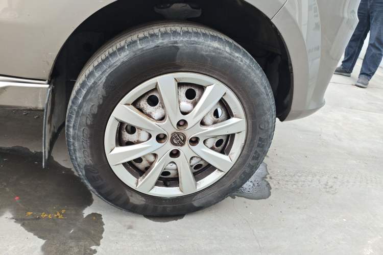 Used Jinbei New Hiace S 2023 1.5L Wealth Edition Van 2/5-Seater Non-Air-Conditioned Version SWC15M Right Front Wheel Hub