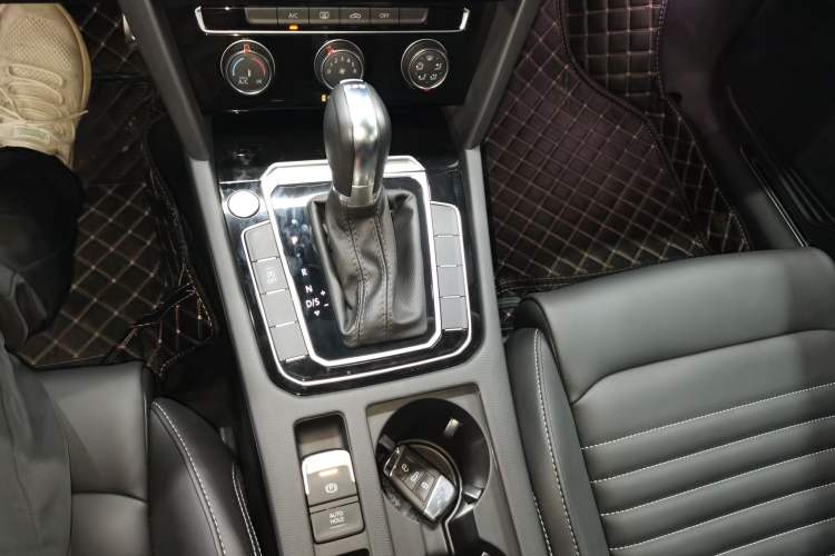 Used Volkswagen Magotan 2023 2 Million Units Limited-Edition 280TSI DSG Comfort Version Gear Lever