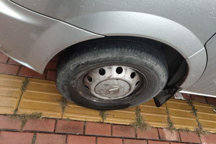 Used SAIC MAXUS Xintu V80 2023 2.0T Manual Classic Aoyuntong Short Wheelbase Ultra-Low Roof 5/6-Seater Left Front Wheel Hub