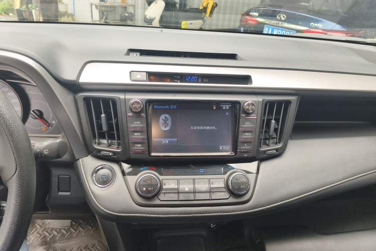 Used Toyota RAV4 2019 2.0L CVT Two-Wheel Drive Luxury Version China VI Standard
