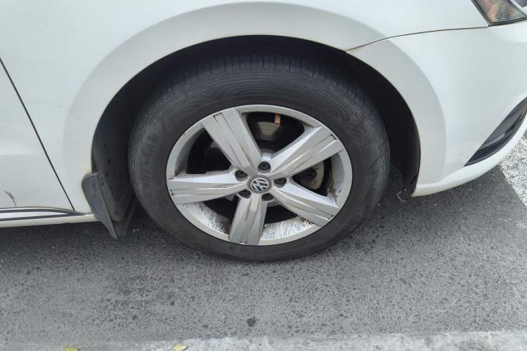 Used Volkswagen Lavida 2017 1.6L Automatic Fashion Edition Right Front Wheel Hub