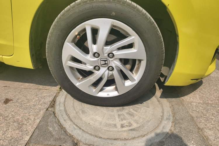 Used Honda Fit 2014 1.5L EXLI CVT Leading Model Right Front Wheel Hub