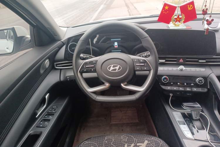 Used Hyundai Elantra 2023 1.5L CVT LUX Prestige Edition
