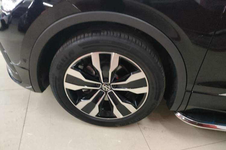 Used Volkswagen Tiguan L 2025 Model Outstanding Version 330TSI Automatic Two-Wheel Drive R-Line Longyao Edition
