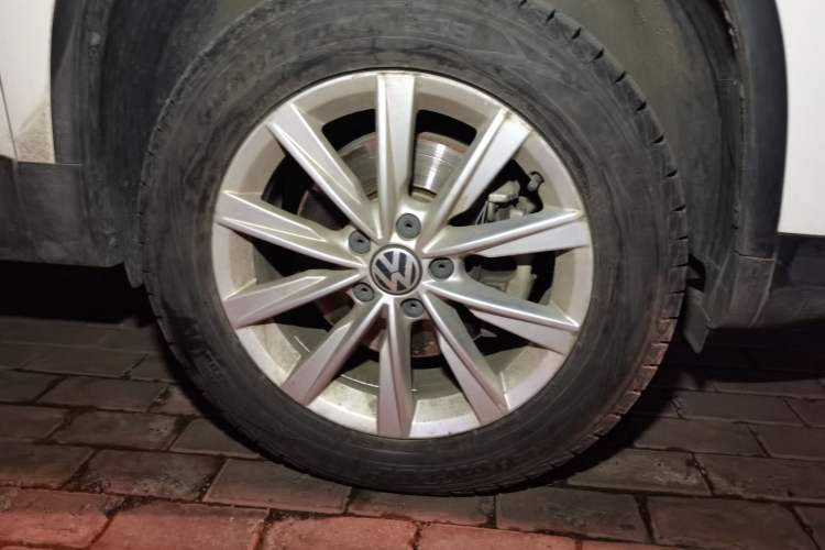 Used Volkswagen Tiguan 2016 280TSI Automatic Two-Wheel-Drive Silk Road Style Edition Right Front Wheel Hub