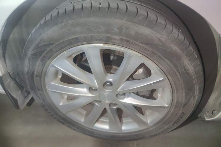 Used Buick Verano 2017 Sedan 20T Dual-Clutch Leading Model Right Front Wheel Hub