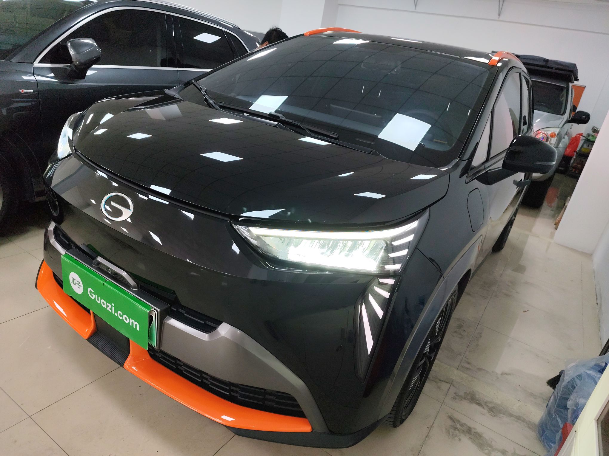 تحت مقدمة السيارة