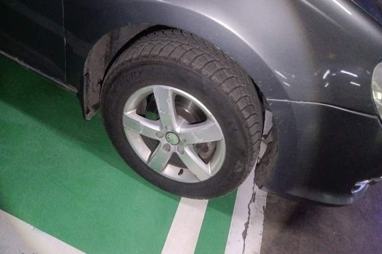 Used Volkswagen Bora 2012 1.6L Manual Fashion Edition Right Front Wheel Hub