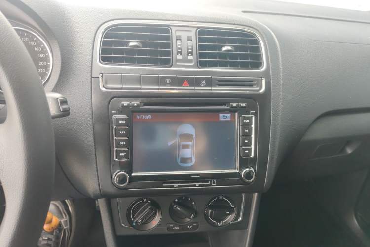 Used Volkswagen Polo 2014 1.4L Automatic Comfort Edition Audio And AC Panel