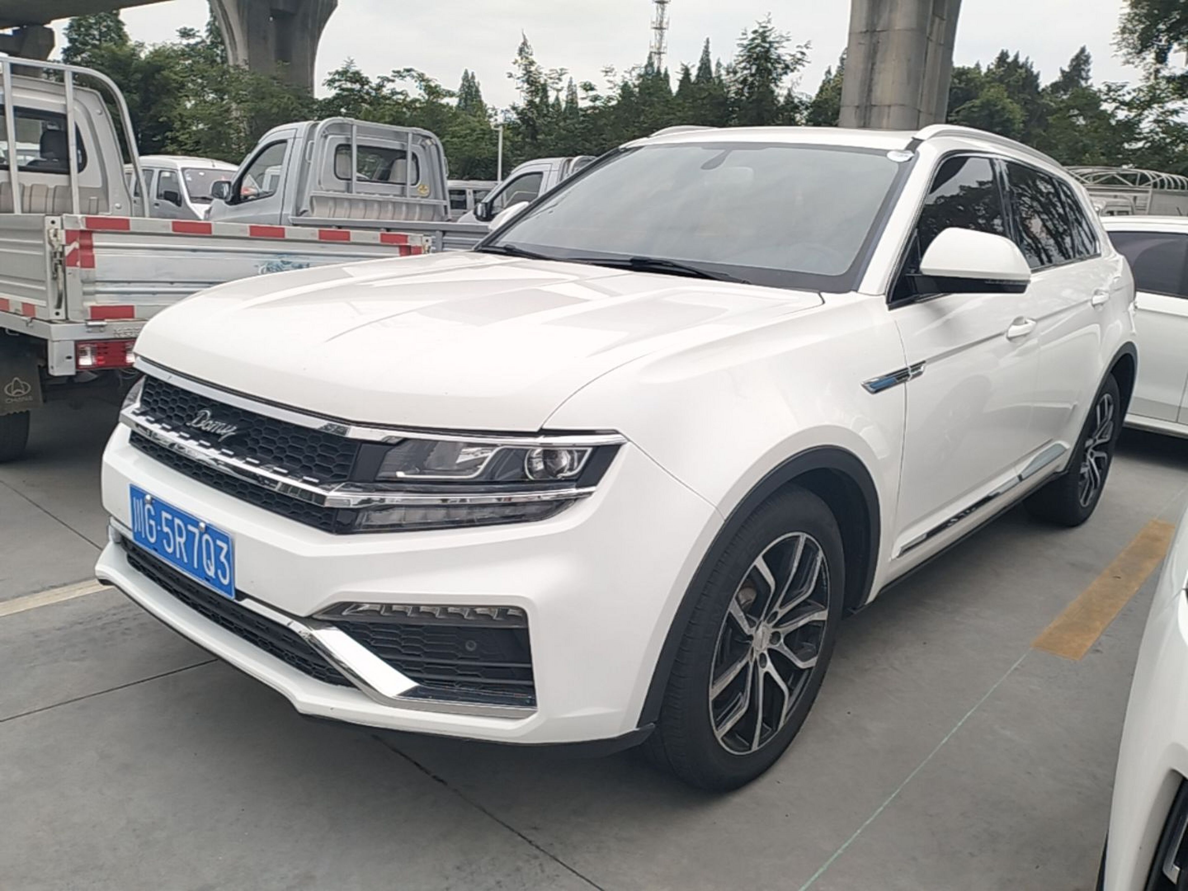 Под передней частью автомобиля