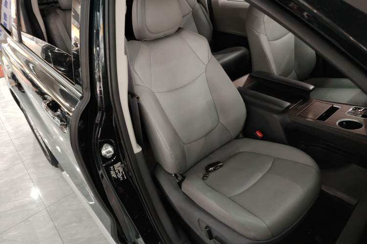 Used Toyota Granvia 2023 2.5L Hybrid Comfort Edition