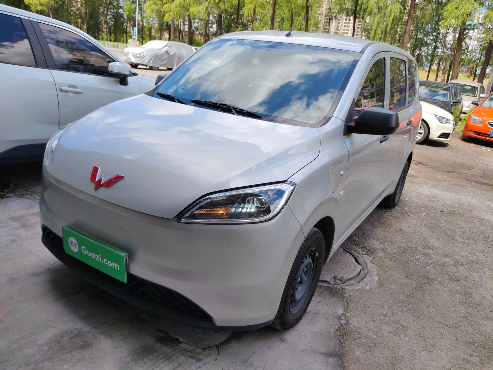 Под передней частью автомобиля