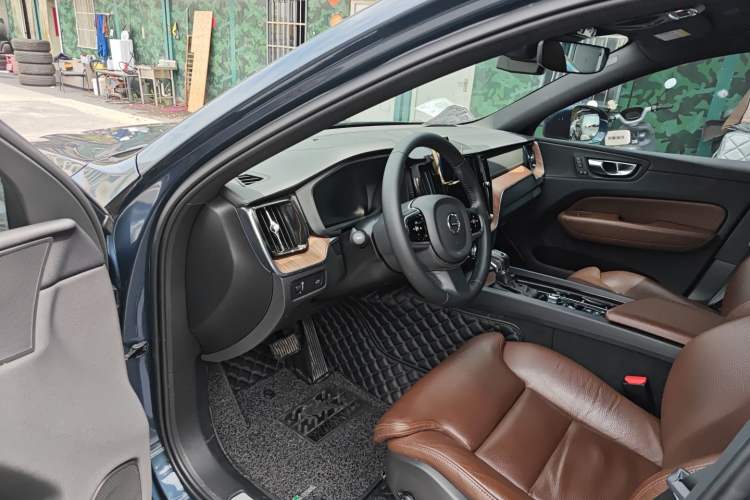 Used Volvo XC60 2021 T5 4x4 Smart Luxury Edition Driver Seat