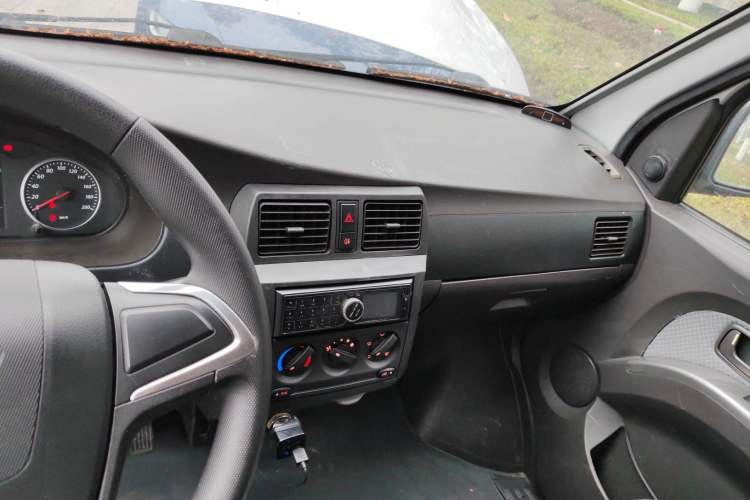 Used Wuling Rongguang EV 2020 Basic Version 7-Seater 300 km Audio And AC Panel