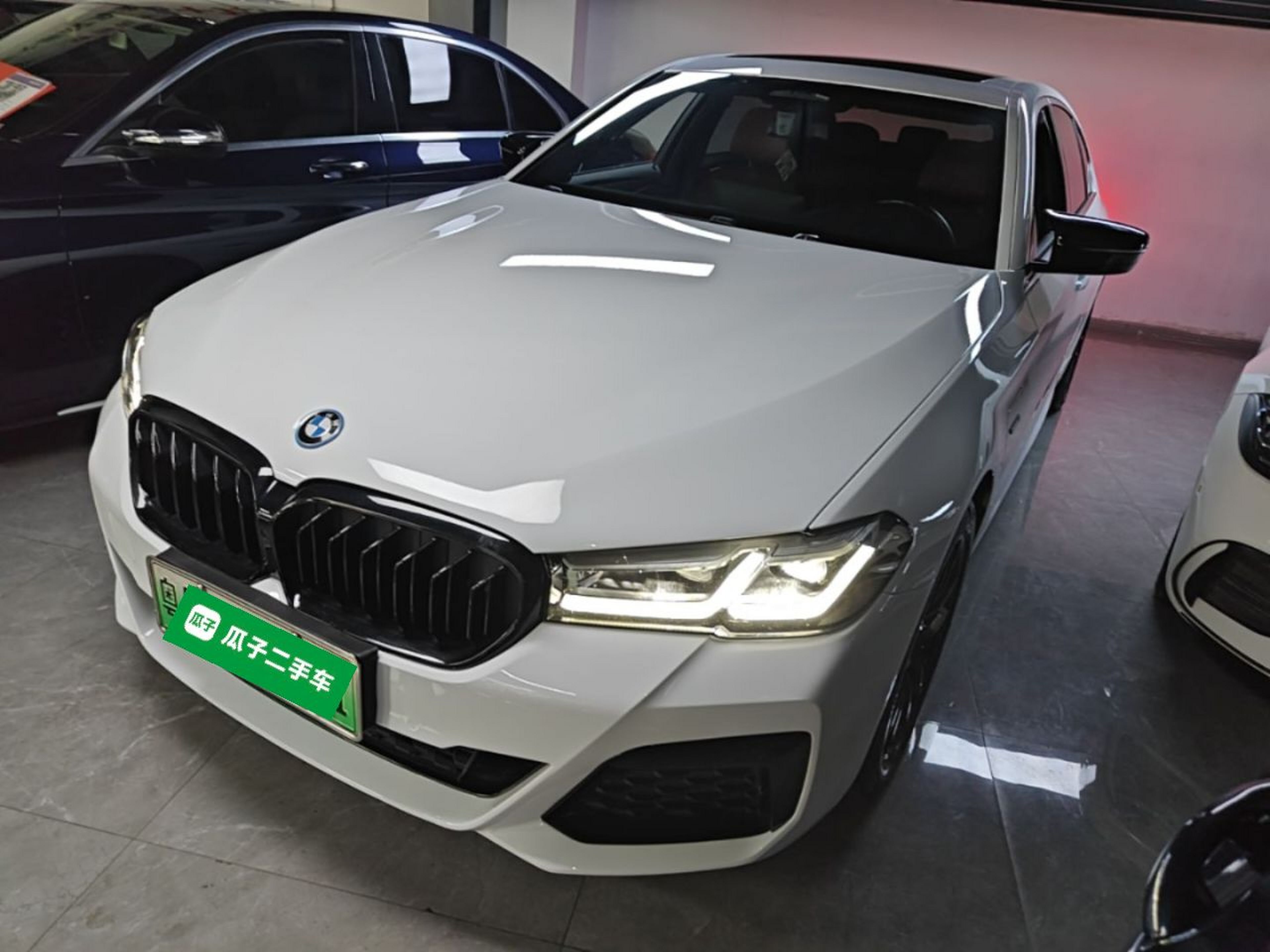 Unter der Vorderseite des Autos