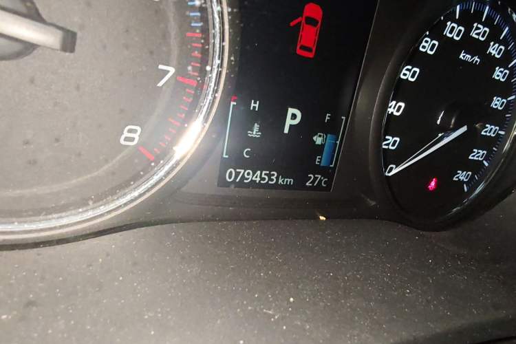 Used Mitsubishi Outlander 2016 2.4L 4x4 Elite Edition 7-Seater Odometer Close Up