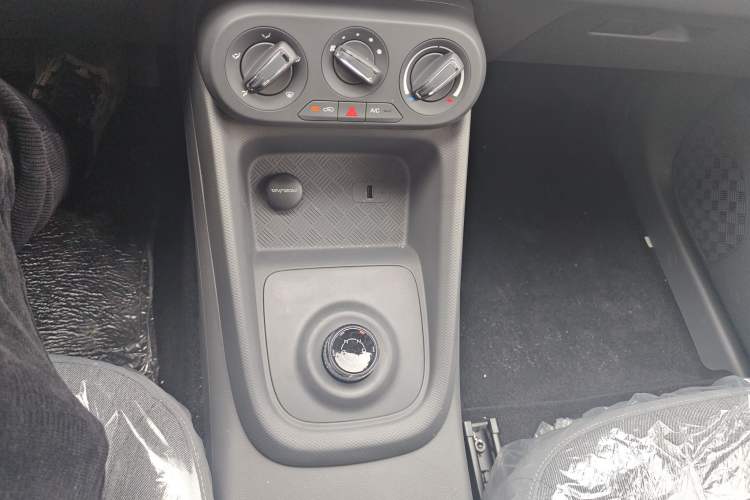 Used Wuling Hongguang New Energy 2024 All-Electric Model 300KM Standard Version Gear Lever