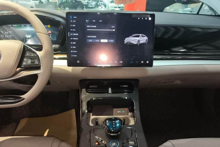 Used BYD Han 2024 EV Glory Edition 506KM Front-Wheel-Drive Premium Model Audio And AC Panel