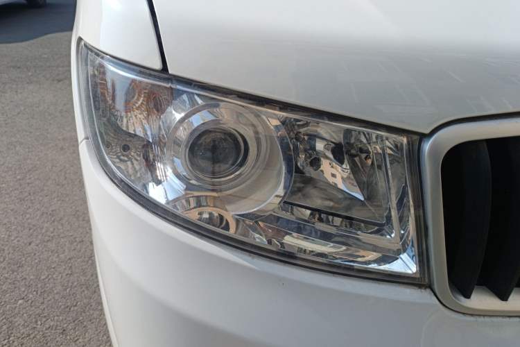 Used Jinbei Hiace X30 2023 1.5L Super-Comfortable Passenger Van 5/6/7-Seater Non-Air-Conditioned Version Model SWC15M Right Front Headlight