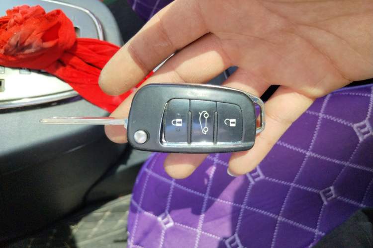 Used Kia Carens 2011 2.0L 7-Seater Automatic Standard Edition Vehicle Key