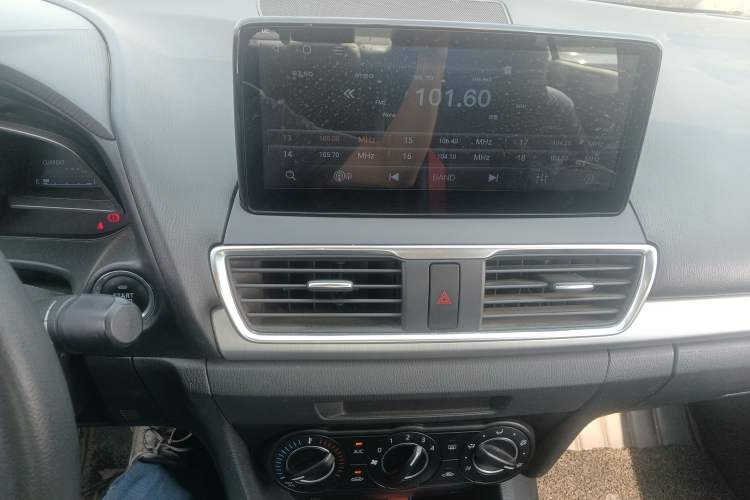 Used Mazda 3 Axela 2014 Sedan 1.5L Manual Comfort Model
