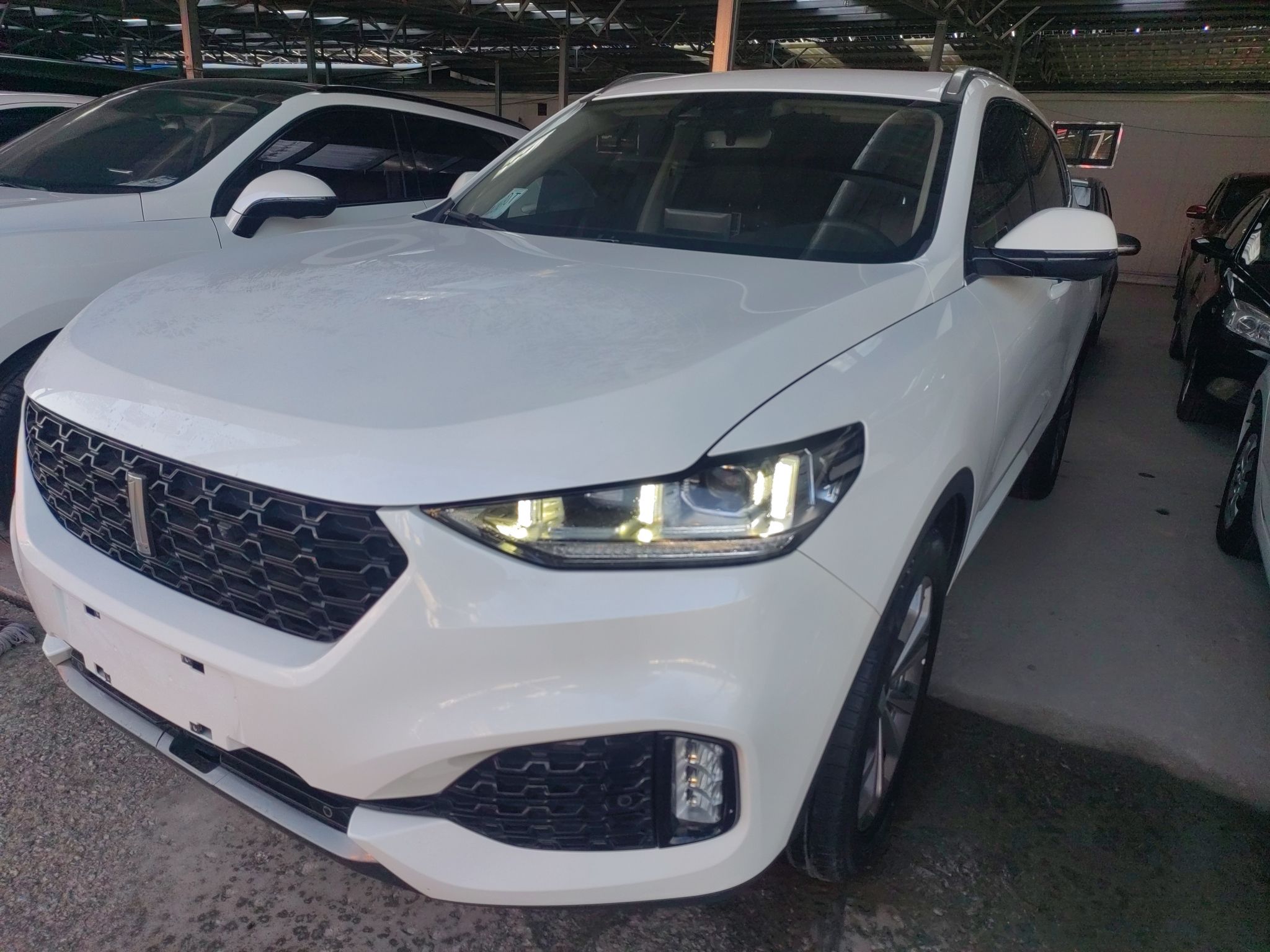 Под передней частью автомобиля