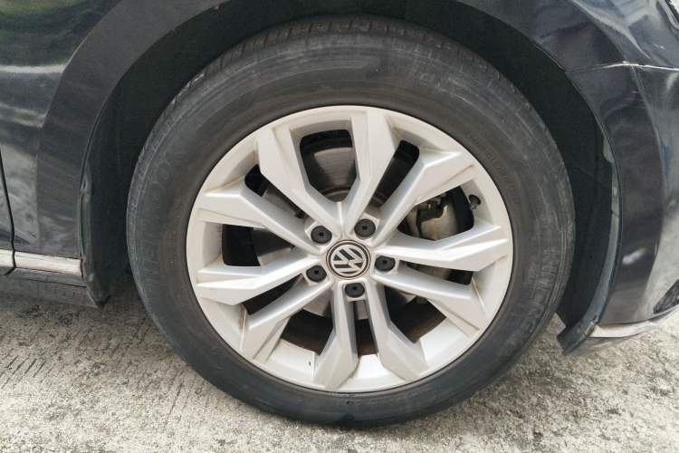 Used Volkswagen Magotan 2018 Facelift 330TSI DSG Luxury Model Right Front Wheel Hub