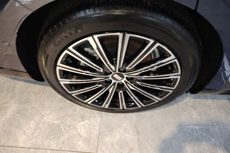Used Geely Galaxy 8 2025 130km EM-i Flagship Edition Right Rear Wheel Hub