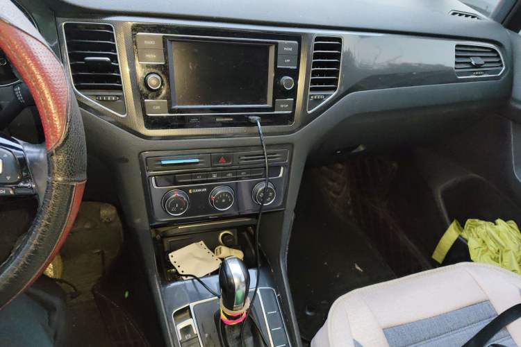 Used Volkswagen Golf Sportsvan 2018 2nd Anniversary Edition 230TSI Automatic Trendy Version Audio And AC Panel