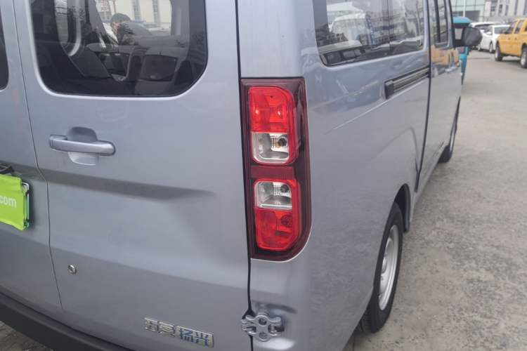 Used Wuling Yangguang 2024 300KM Comfort Version Passenger Van 75kW Exterior 3