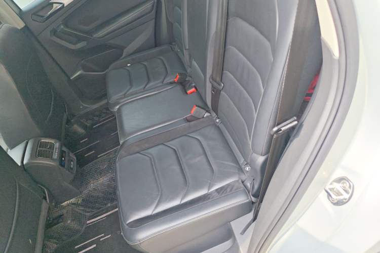 Used Volkswagen Tiguan L 2017 330TSI Automatic Two-Wheel Drive Luxury Edition Left Rear Seat