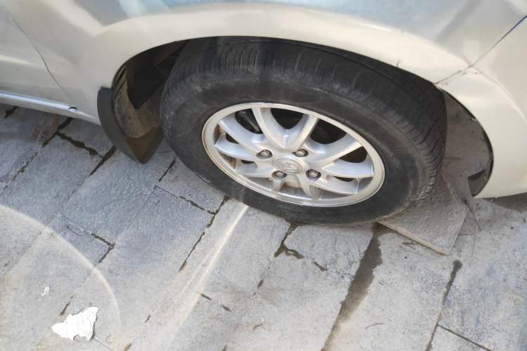 Used BAIC Weiwang M20 2014 1.5L Comfort Version BJ415B Right Front Wheel Hub