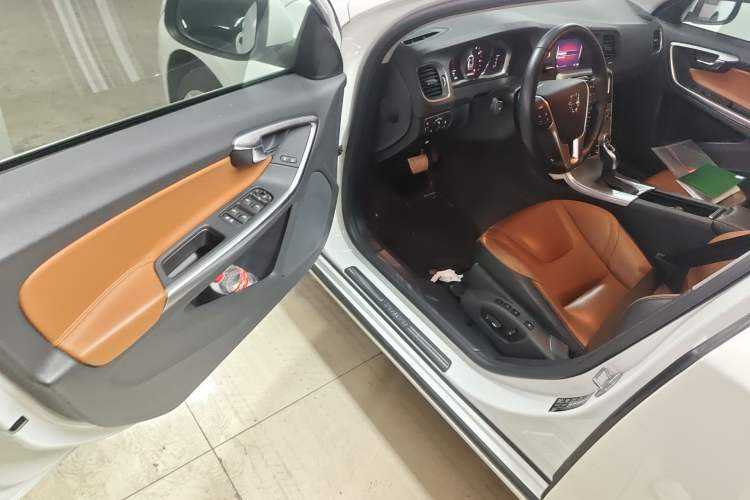 Used Volvo V60 2017 T5 Zhiyi Edition China V Standard Driver Seat