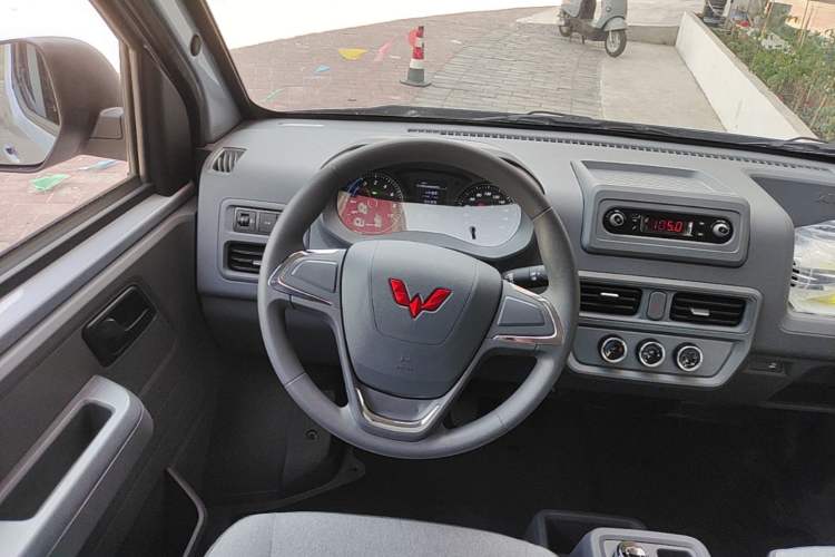 Used Wuling Yangguang 2026 Model, 440km Bus Comfort Edition, 6 Seats