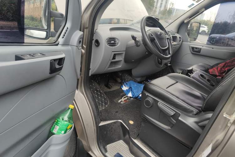 Used SAIC MAXUS Xintu V80 2019 2.5T Classic AMT Aoyuntong Short Wheelbase Mid-Roof 5/6-Seater Driver Seat