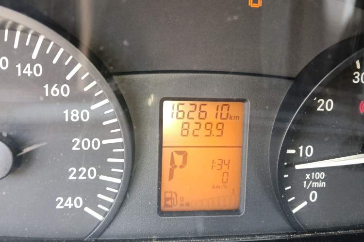 Used Mercedes-Benz Vito 2011 2.5L 7-seater executive version Odometer Close Up