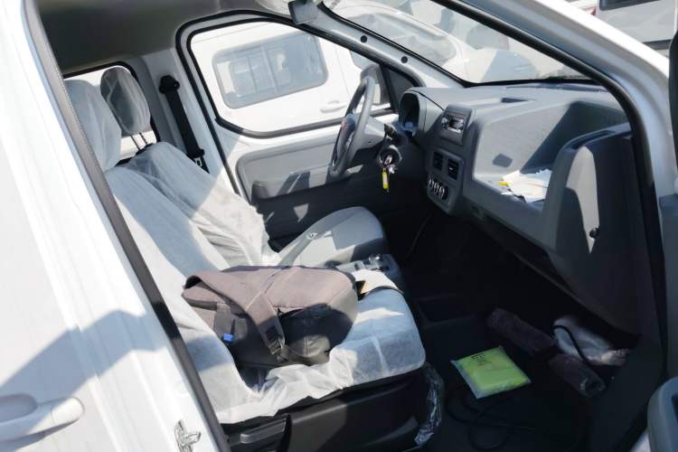 Used Wuling Yangguang 2024 300KM Comfort Version Passenger Van 75kW