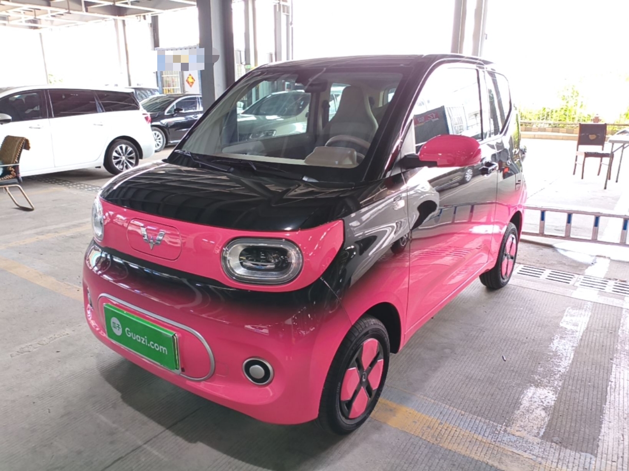 Unter der Vorderseite des Autos