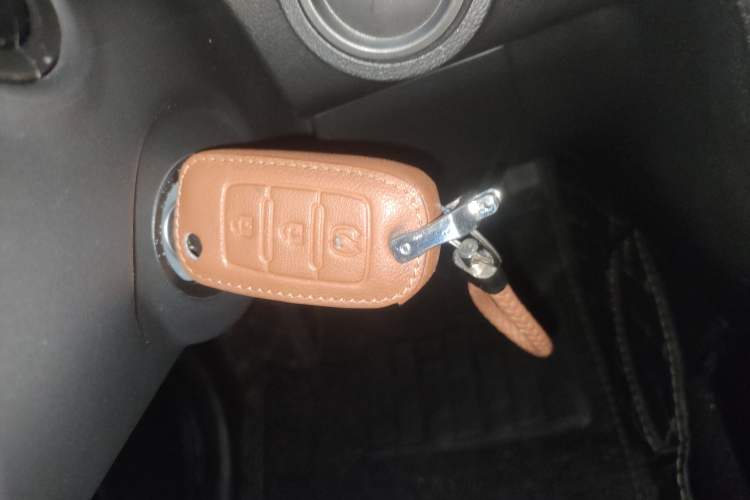 Used Dongfeng Fengon 380 2022 1.5L Comfort-Class Passenger Vehicle (Steel Spring) with 7 Seats