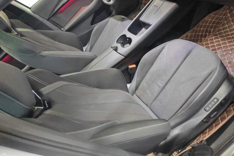 Used Volkswagen ID.UNYX 2024 Pro Long-Range Version Right Front Seat