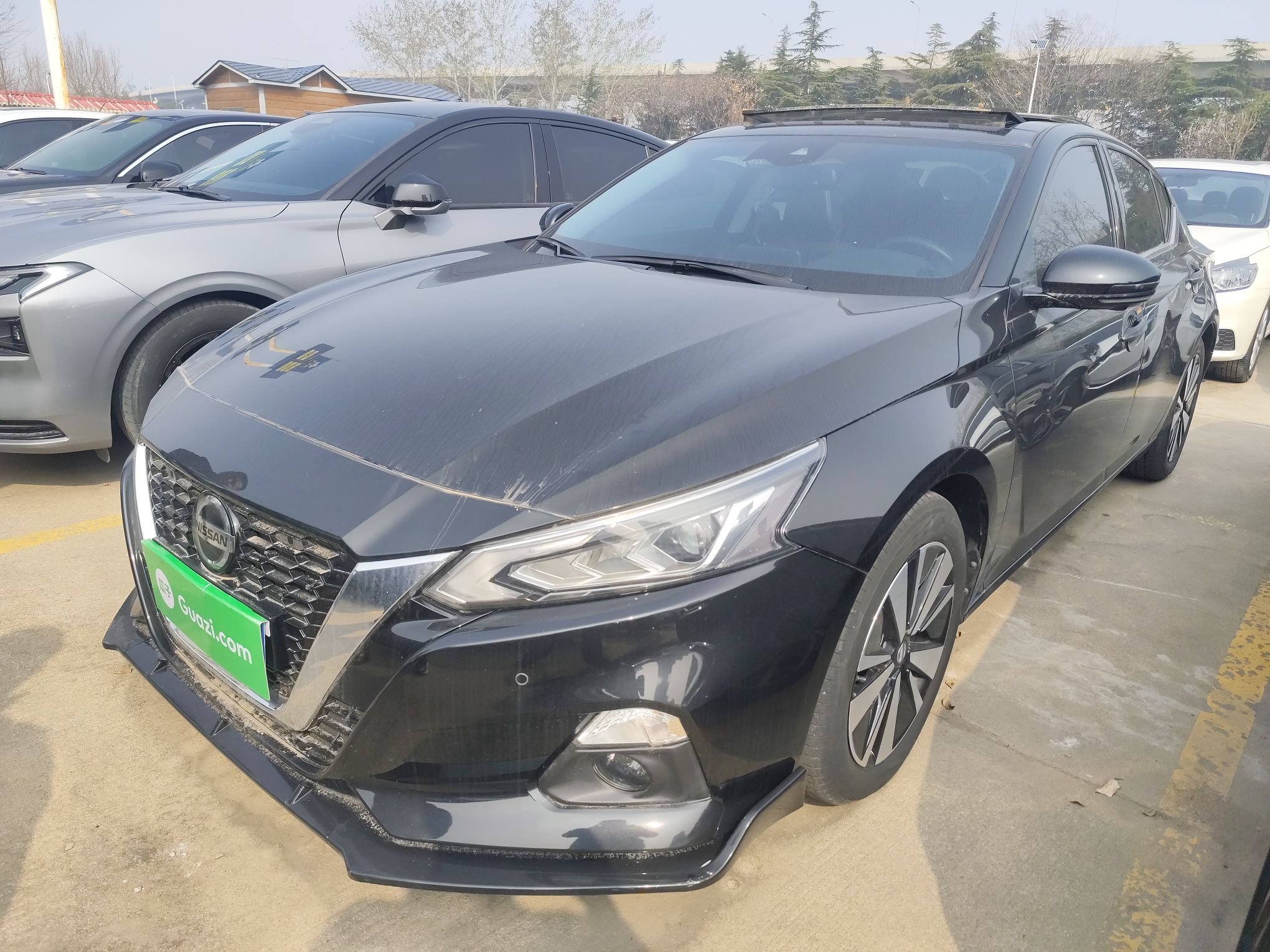 تحت مقدمة السيارة