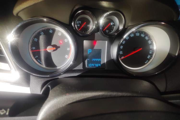 Used Buick Encore 2013 1.4T Automatic Two-Wheel Drive Elite Model Odometer Close Up