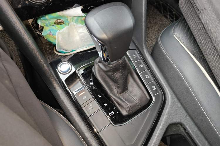 Used Volkswagen Tiguan L 2019 Restyled 330TSI Automatic Two-Wheel Drive R-Line Flagship Version China VI Standard
