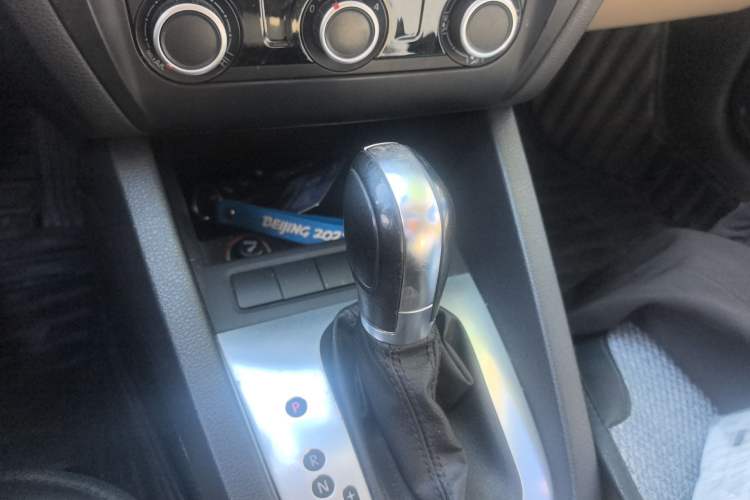 Used Volkswagen Sagitar 2014 1.6L Automatic Comfort Model Gear Lever