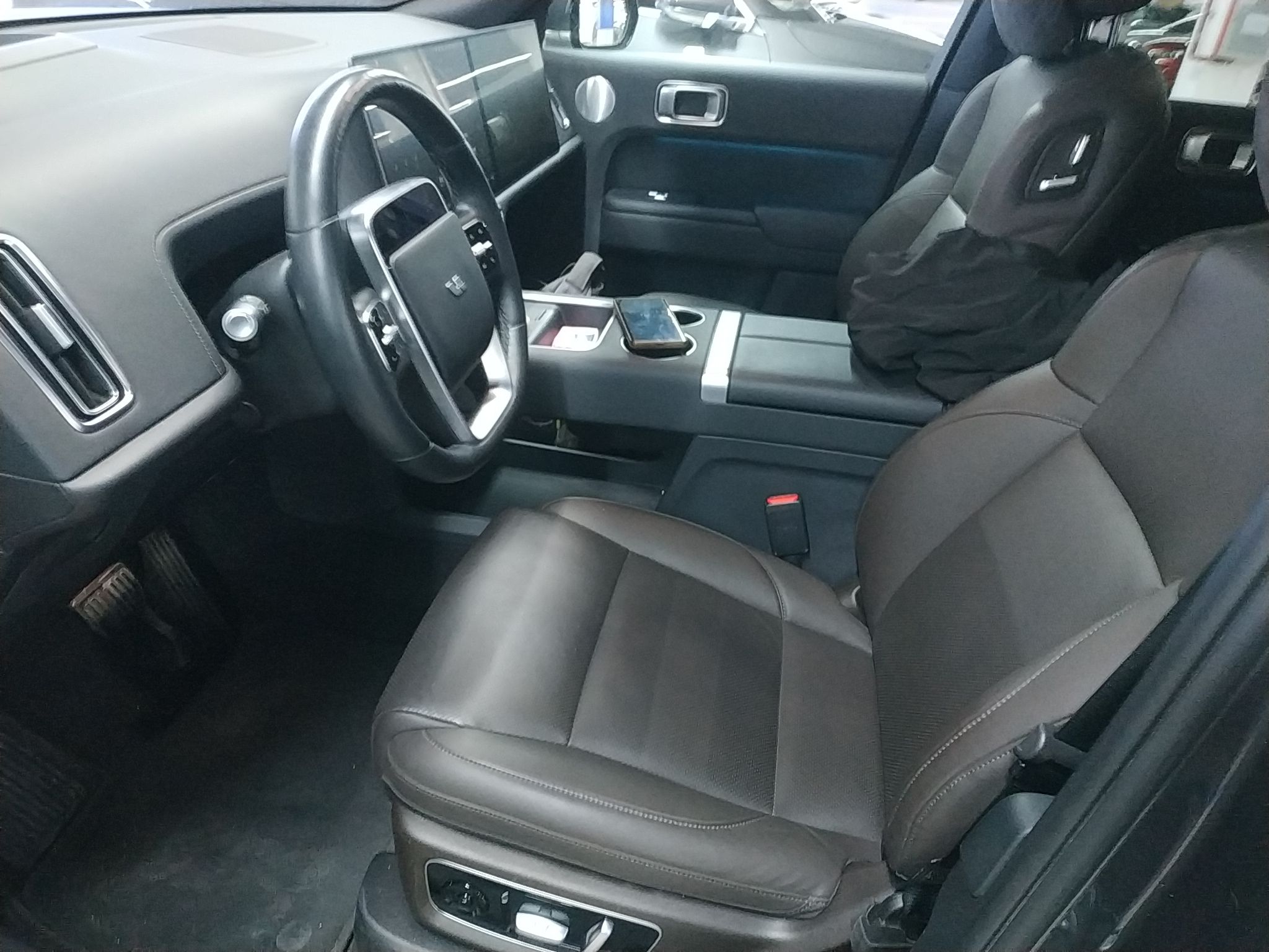 المقاعد الأمامية داخل السيارة